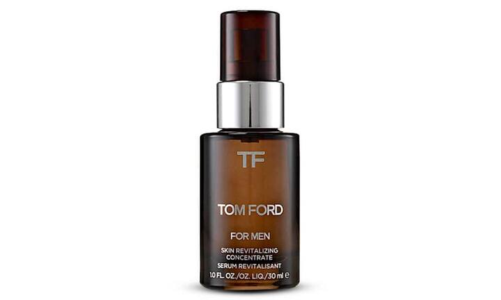 Tom Ford : Das leichte Serum bringt nicht nur fahle, müde Haut sofort wieder zum Strahlen – es duftet auch himmlisch. 180 Franken.