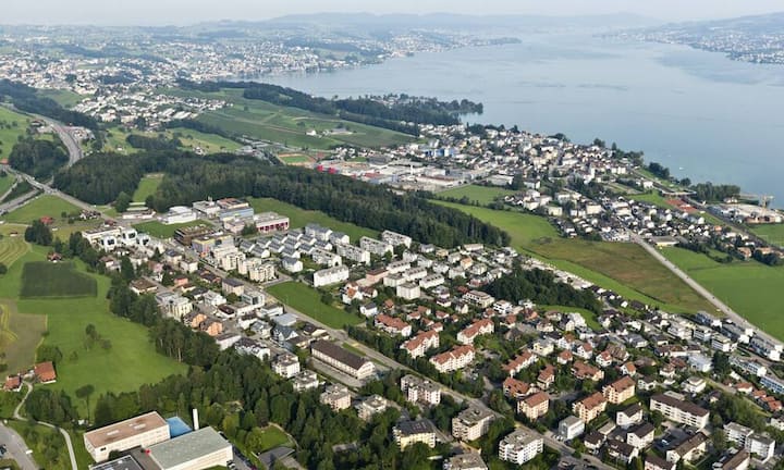 Platz 7: Höfe Auch in Höfe bekommt man für 10'000 Franken einen Quadratmeter...