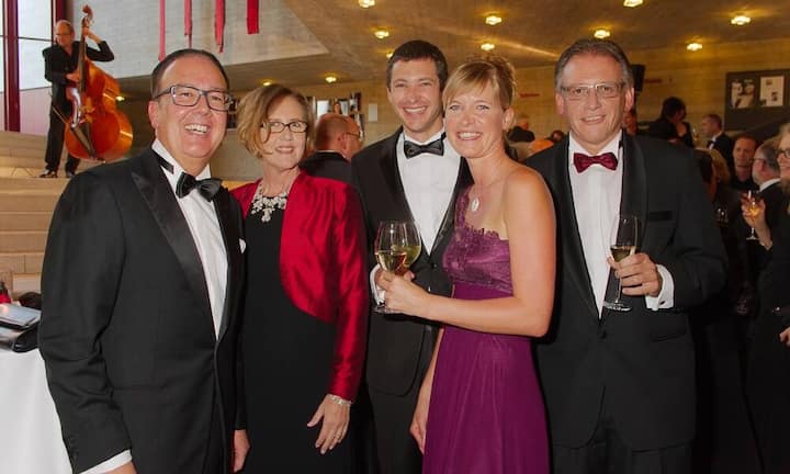 Peter Kilchenmann, CEO, Marmacona AG; Naomi Eichenberger; David Naselli, Verkaufsleiter, Univerre Pro Uva SA; Rita Wälchli, Treuänderin; Urs Eichenberger, Direktor, CS