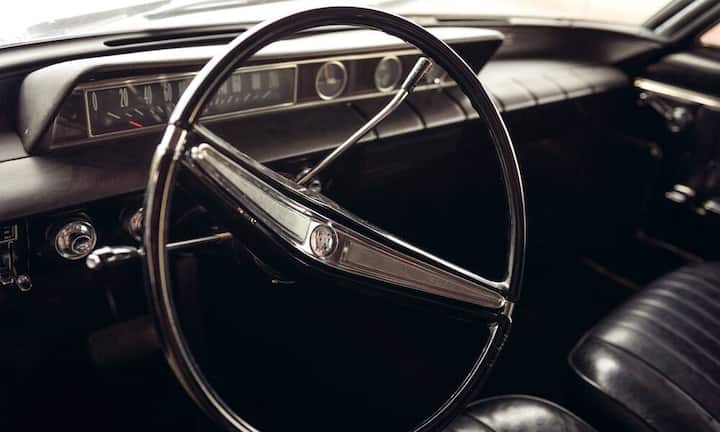 Für die 30-Jährige ist der Motorensound und der Geruch das Schöne an alten US-Cars – man fühlt sich ein wenig in die damalige Zeit zurückversetzt, sagt sie.