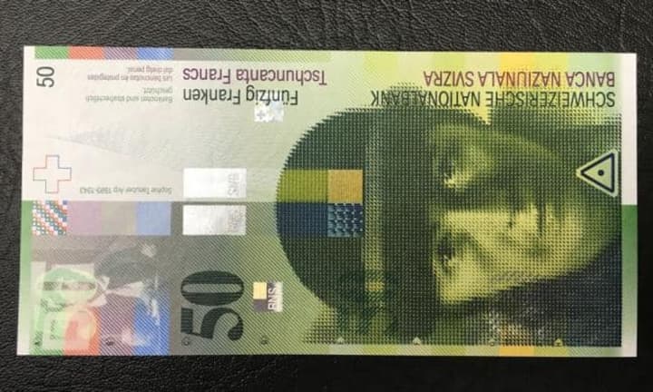 Die vorherige 50-Franken-Note mit dem Portrait der Künstlerin Sophie Taeuber-Arp, wie sie viele im Portemonnaie bei sich tragen. Sie ist Teil der 8. Emission, die die SNB herausgegeben hat und wurde im Jahr 1995 in Umlauf gebracht.