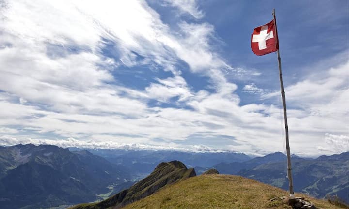 Platz 1: Die Schweizer Löhne bleiben in Europa an der Spitze. Mit einem Mediansalär für Fachkräfte von 92‘639 Franken und 160‘941 Franken auf der mittleren Führungsebene, heben sich die Schweizer Löhne weiterhin klar von anderen europäischen Ländern ab.Keystone