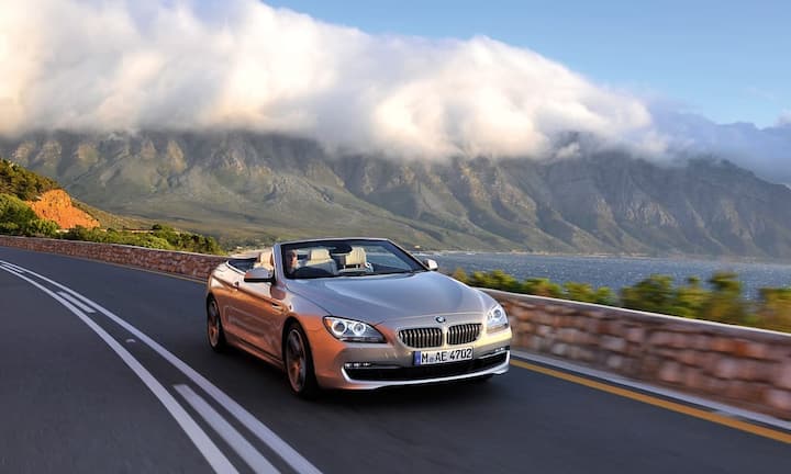 Das fast fünf Meter lange 6er-Cabrio ist neben dem offenen Einser das aktuell einzige Stoffdach-Modell der Münchner. Es kombiniert exakte Verarbeitung (Öffnungszeit: 17 Sekunden) und viel Hightech – zum Beispiel mit vierfarbigem Head-up-Display, das in dieser Fahrzeugklasse einmalig ist. Der ab 107200 Franken teure und 1,9 Tonnen schwere Viersitzer ist weniger als Sportler, sondern vielmehr als Luxus-Cruiser zu verstehen.