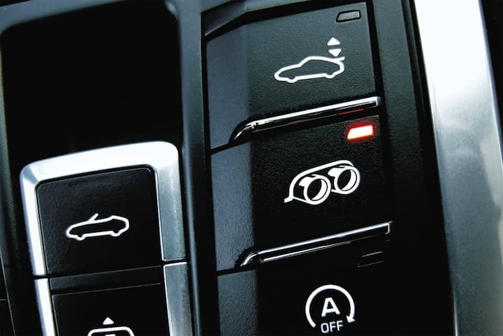 Schon mal Radio Porsche gehört? Taste mit dem Doppelendrohr drücken...