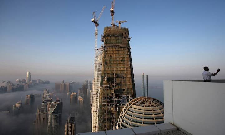 Jeder vierte Kran weltweit steht in Dubai: Der Immobilienmarkt in Dubai explodiert regelrecht und bringt immer neue Bauprojekte in immensen Dimensionen hervor. Dafür braucht man neben Bauarbeitern auch eine riesige Menge an Kränen. Ganze 24 Prozent aller Kräne weltweit sind daher in Dubai im Einsatz.