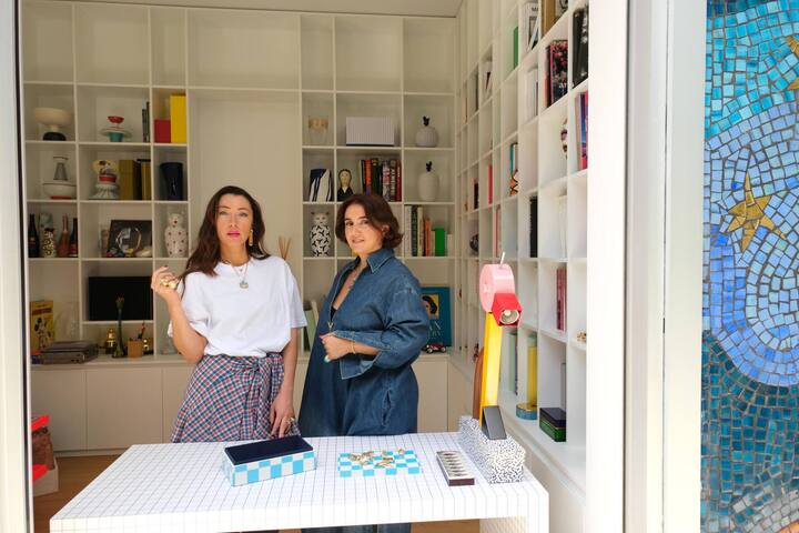 Nina Dzhokhadze (l.) und Natia Chkhartishvili holen die Brosche zurück: