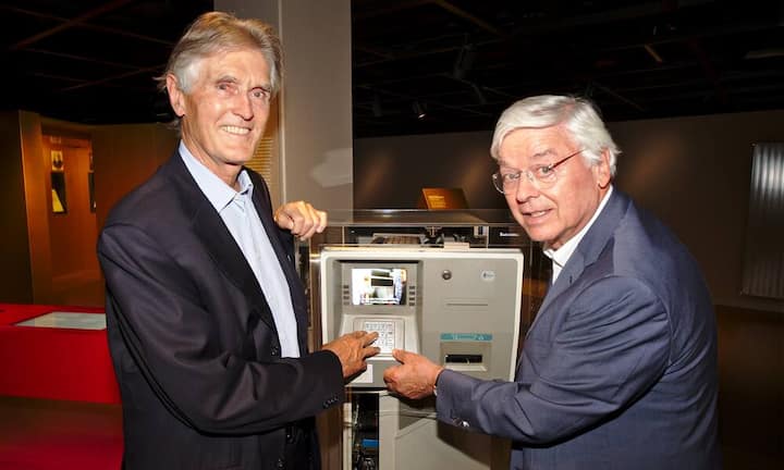 Im Finanzmuseum mit einem der ersten Bankomaten, Typ "Cash Star 320":
Felix Weber, Chairman, Cembra Money Bank;
Peter F. Weibel, Chairman, UZH Foundation
