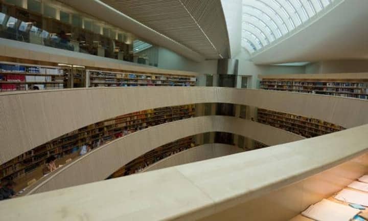 Sein bisheriges Meisterwerk in der grössten Schweizer Stadt ist aber der Ergänzungsbau der Bibliothek des Rechtswissenschaftlichen Instituts der Universität Zürich aus dem Jahr 2004. Er befindet sich Innenhof eines 1908 erstellten Gebäudes und ist von der Strasse aus nicht zu sehen. Shawn Bayern/CC/Wikimedia