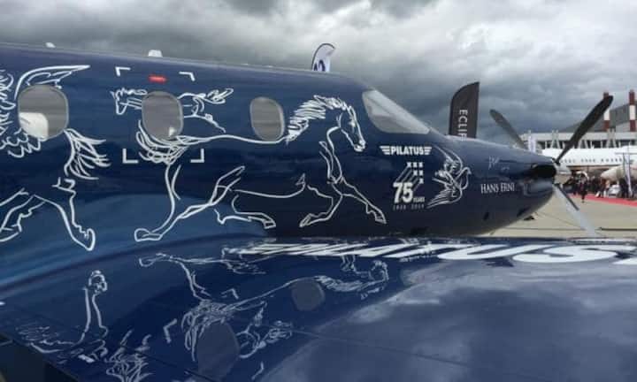 Für Pilatus ist die Ebace gewissermassen ein Heimspiel. Gezeigt wird unter anderem ein PC-12 mit Sonderlackierung. Gestaltet wurde der Flieger zum 75-jährigen Jubiläum der Pilatus Werke vom kürzlich verstorbenen Künstler Hans Erni.