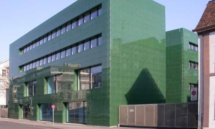 Obwohl Herzog & de Meuron inzwischen auch Zweigstellen in London, München, Barcelona, San Francisco und Tokio betreiben, bleibt Basel der «Showroom» der beiden. Nirgends finden sich so viele Bauten der Architekten wie am Rheinknie. Das Bild zeigt die Apotheke des dortigen Kantonsspitals aus den Jahren 1995 bis 1997. Wikimedia/CC/Tobias Helfrich