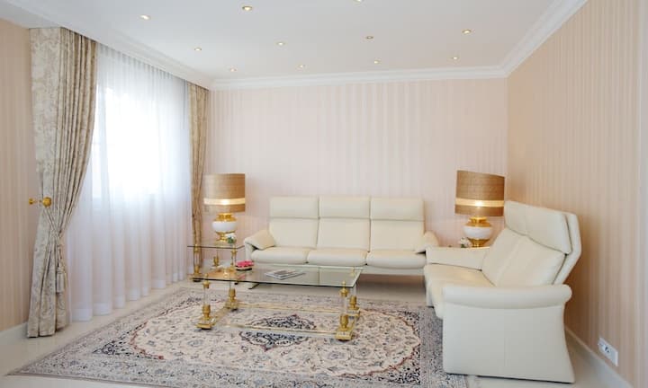 Hochglanzsteinböden, edle Tapeten sowie in der Decke eingelassene Spots findet man im ganzen Wohn- und Essbereich.