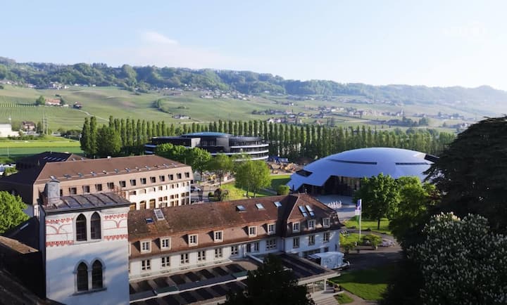 In Rolle VD befindet sich die teuerste Schule der Welt.