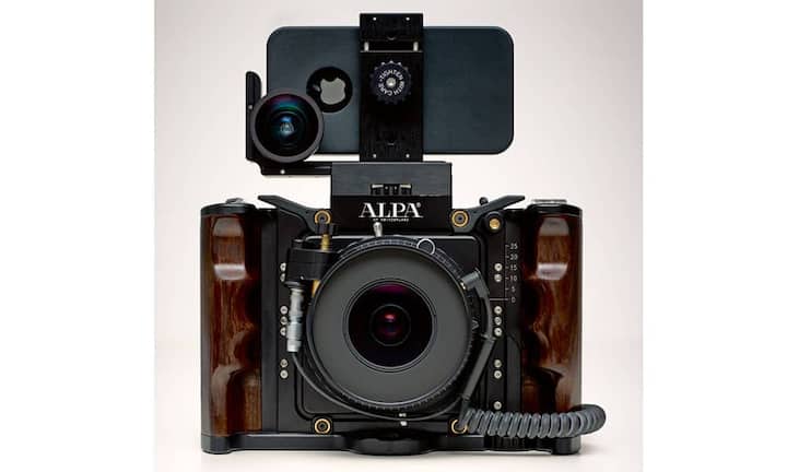 Alpha: Luxusmodell 12 SWA mit Digitalrückteil und Palisanderholzgriff sowie Edelobjektiv. Preis der abgebildeten Version: 27 460 Franken. (Bild: Tom Caffrey / Globe Photos / interTOPICS)