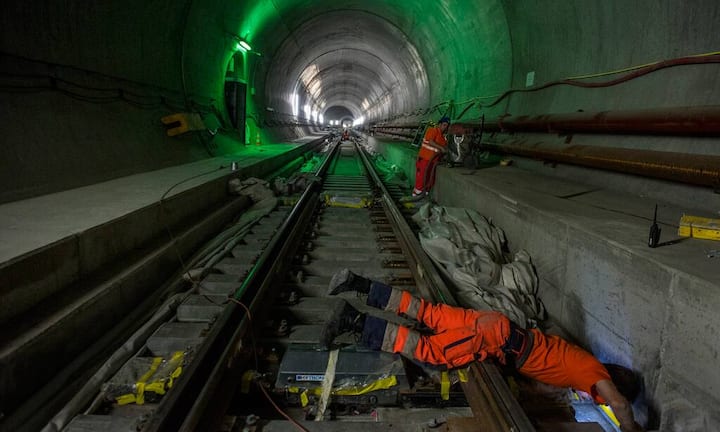 Teilweise betrugen die Temperaturen im Berg bis zu 50 Grad. Neun Menschen verloren bei den Arbeiten ihr Leben.