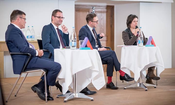 An der Podiumsdiskussion «Rendez-vous Helvetia» nahmen teil: Walter Wirth, CEO AEK Energie AG; Dr. Philipp Gmür, CEO Helvetia; Prof. Dr. Martin Eling, Universität St. Gallen; Dr. Doris Bianchi, Schweizerischer Gewerkschaftsbund;  Martin Kaiser, Schweizerischer Arbeitgeberverband; Moderation: Harry Büsser, Redaktor «Bilanz».Bilder: Christian Dancker