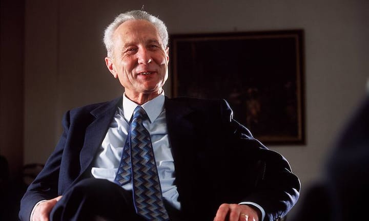 Alex Krauer, zweiter Ehrenpräsident bei Novartis Novartis Ehrenpräsident Nummer 2 ist Alex Krauer. Er war Präsident bis 1999 und bekommt heute 60'000 Franken pro Jahr.