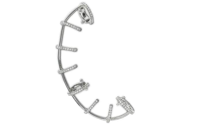 Elise Dray: Ohrmanschette aus Weissgold mit Graudiamanten. Preis auf Anfrage.