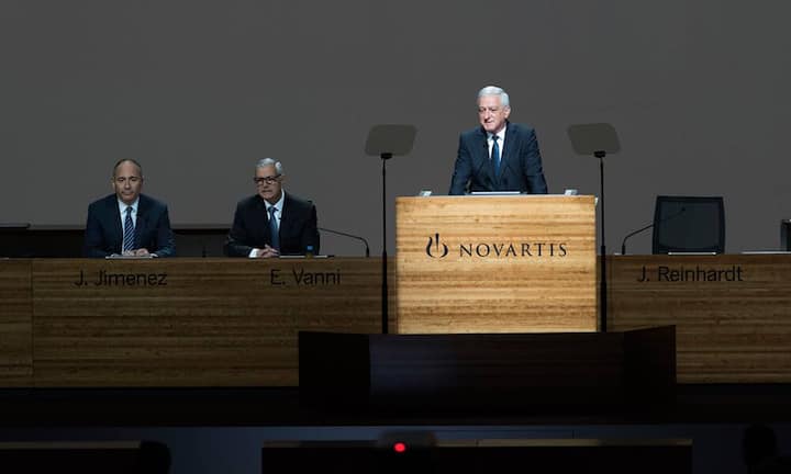 Jörg ReinhardtVR-Präsident Novartis Der 60-jährige Deutsche, der seit 2013 den Verwaltungsrat von Novartis leitet, gibt selten Interviews. Dennoch ist der Novartis-Präsident in aller Munde, denn die Gazetten sind voller Spekulationen, was er mit einer der letzten Hinterlassenschaften aus der Ära seines Vorgängers Daniel Vasella machen wird: dem 33-prozentigen Anteil am Rivalen Roche.