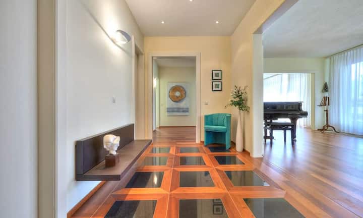 Im Haus befinden sich nur zwei Einheiten. Zur Wohnung gehört ein Garagenplatz sowie ein Aussenstellplatz.