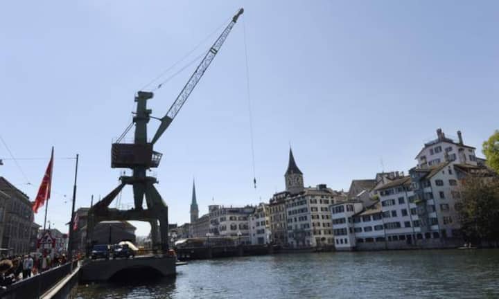 Rang 3: Hafenkran Zürich
Neben dem Streit um Sinn und Unsinn der temporären Kunstinstallation deckt die Handelszeitung im September auf, dass der Hafenkran für den Waffenexport der DDR verwendet wurde.Keystone