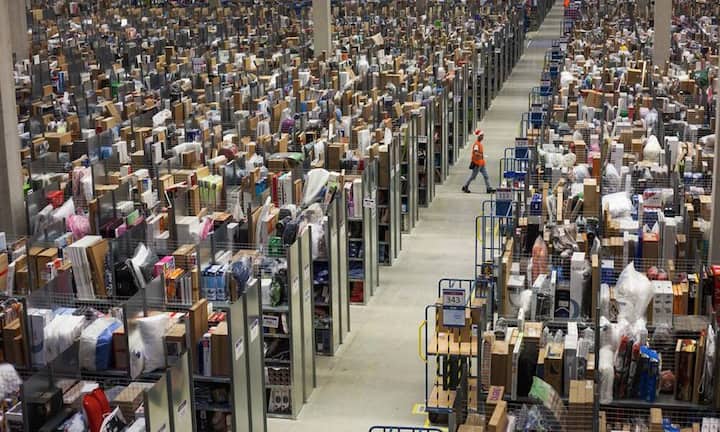 Und Bezos macht Amazon grösser und grösser: Marktplatz, Filmstudio, Plattform für Autoren, Logistik- und Technikkonzern, Cloud-Dienstleister, Tablets, Fernseher, Handys und in Seattle, Bezos’ Testfeld, nun auch Lebensmittel und ein Partybringdienst – kaltes Bier innerhalb einer Stunde.