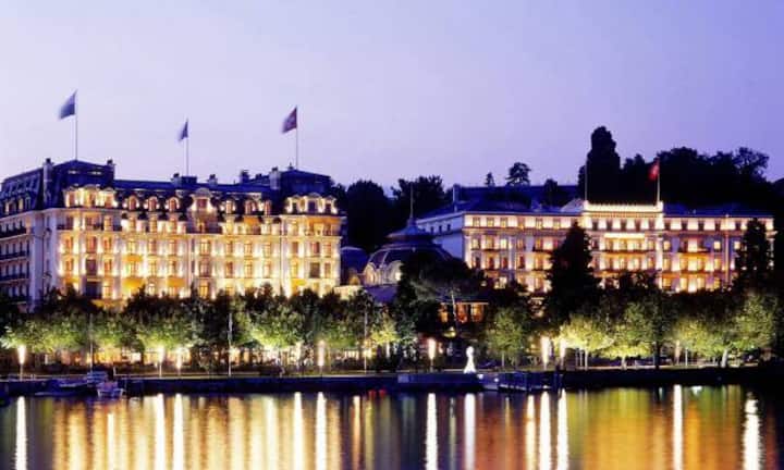 Platz 1 (Vorjahr: 1): Beau-Rivage Palace, Lausanne-OuchyWovon viele Hoteliers träumen, das ist dem wiederholten Primus geglückt: Zeitlosen Glamour zurück in die oftmals deprimierend gleichförmige Hotelwelt zu holen. Die Faszination einer grossen Tradition geht im Beau-Rivage Palace – bien sûr – mit einem modernen Service-Verständnis einher: Kaum ein anderes Hotel versammelt eine so grosse Anzahl von engagierten Mitarbeitern quer durch alle Abteilungen.Bilder: PR