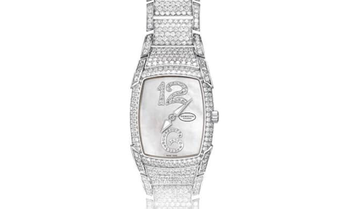 Stiller Charme: Parmigiani Kalpa Donna Haute Joaillerie im flachen Tonneaugehäuse aus Weissgold mit über 800 Diamanten (11 Karat) auf Band und Gehäuse sowie einem seltenen Formwerk mit Quarzsteuerung.