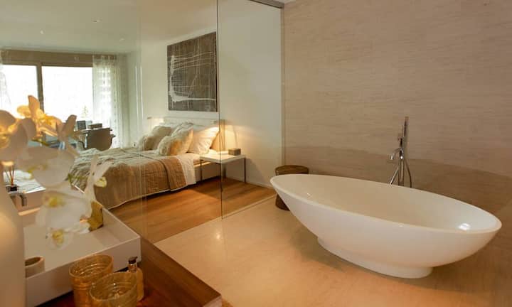 Edel sind auch die Bäder der Zimmer und Suiten im Intercontinental Davos in der Schweiz ausgestattet.