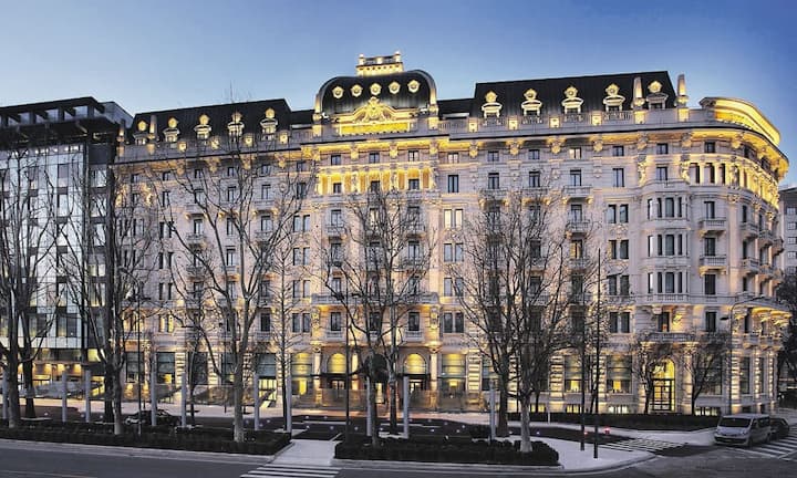 Luxury Collection - neu in MailandMit dem Excelsior Hotel Gallia an der Piazza Duca d’Aosta in Mailand führt der amerikani- sche Konzern Starwood Hotels & Resorts ein neues Juwel im Portfolio seiner weltweiten Luxury Collection. Die umfassende Renovation des historischen Hauses mit 235 Zimmern und Suiten wird im Frühjahr abgeschlossen sein – rechtzeitig zur Eröffnung der Weltausstellung.Einzelzimmer mit Frühstück ab 494 Euro pro Nacht