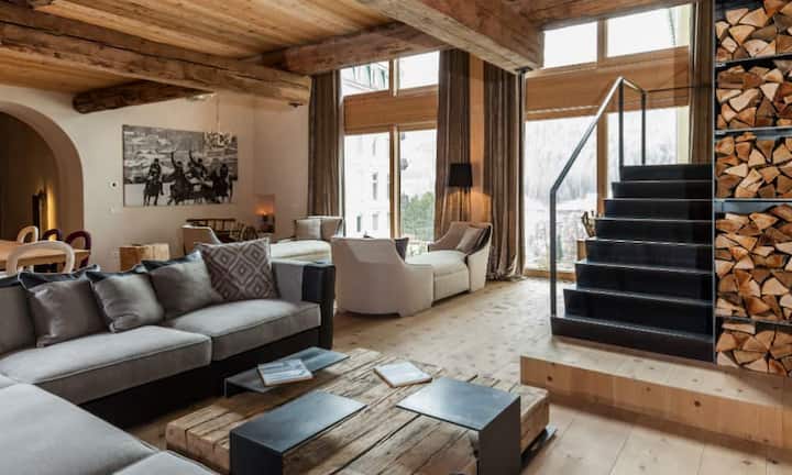 Die grossen Fensterfronten ermöglichen einen schönen Blick ins Val Roseg.