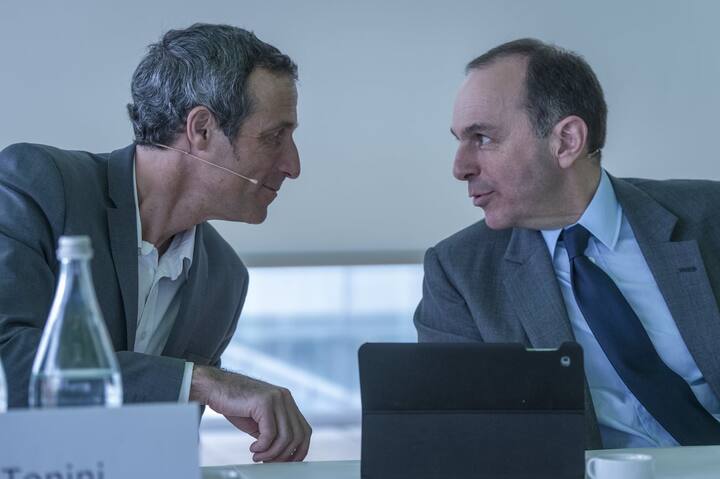 Christoph Tonini, Vorsitzender der Unternehmensleitung Tamedia, links, und Pietro Supino, Verwaltungsratspraesident Tamedia, rechts, praesentieren die Jahresbilanz 2017 von Tamedia, am Dienstag, 13. Maerz 2018, in Zuerich. (KEYSTONE/Melanie Duchene)