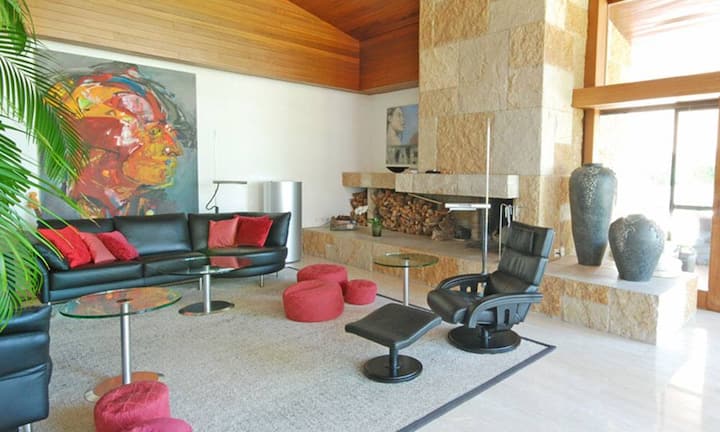 Im Erdgeschoss der Villa mit 519 m² Wohnfläche befinden sich helle Wohnräume mit Travertin-Böden und Holz-Decken, Cheminée, sowie...