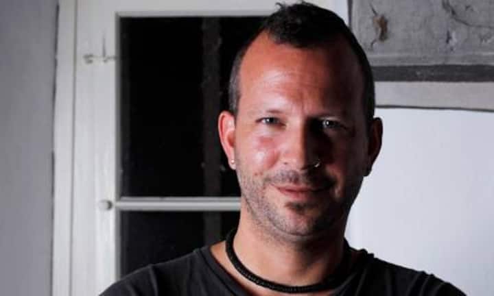 Simon Schnellmann, 39, Gründer und Geschäftsführer Travel Worldwide, Zürich: Eine Chance gab ihm keiner. Also nützte er sie. Schnellmanns Idee: eine Kombination aus Reisebüro und Online-Anbieter. Das Einmaleins lernte er beim Online-Pionier Travel.ch; 2008 startete seine Hybrid-Agentur. 19 Angestellte beraten ihre Klientel am Telefon. Das Konzept – nur Fernreisen, keine billigen Europa-Trips – sorgt für hohe Erträge. Angepeilter Umsatz 2012: 20 Millionen Franken. (Bild: Bruno Arnold)