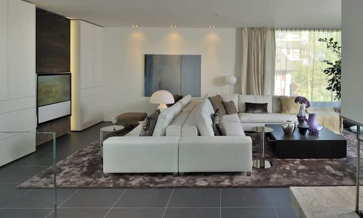 Das 90m² grosse Wohn-Esszimmer wird durch einen…