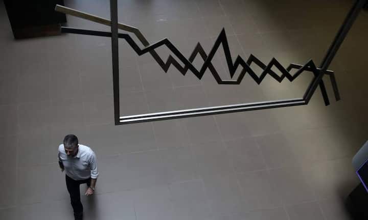 Die grössten Kursstürze der vergangenen 30 Jahre:3. August 2015: Am ersten Tag nach der fünfwöchigen Zwangspause stürzt die Athener Börse ins Bodenlose. Der Leitindex steuert mit einem Minus von 16 Prozent auf den grössten Tagesverlust seiner Geschichte zu. Die Athener Regierung hatte die Börse Ende Juni geschlossen, als die monatelangen Verhandlungen um die Bedingungen für weitere Finanzhilfen kurz vor dem Scheitern standen.Keystone