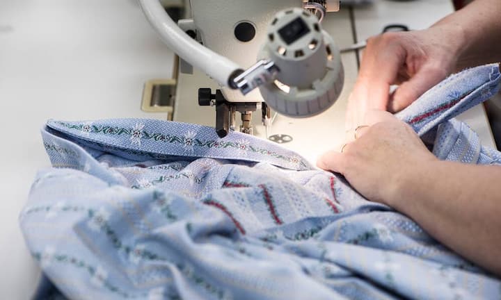 Das Originalhemd besteht zu 100 Prozent aus gewebter Baumwolle. Es wird von Hand genäht. Der Doppelzwirn macht es besonders reissfest und deshalb...