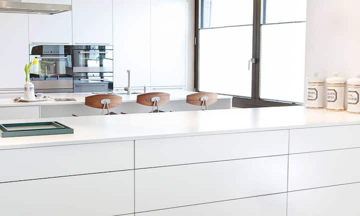 Die gestylte Küche verfügt über modernste Einrichtungen ...