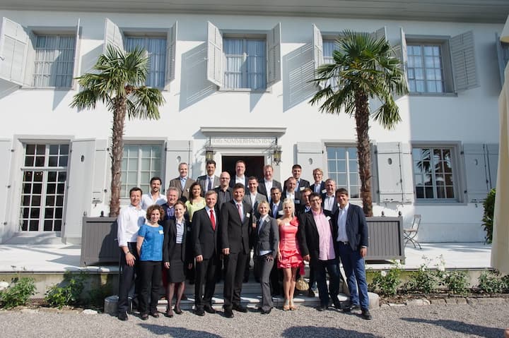 Nominierte, Preisträger und Stiftungsratsvertreter vor der stilvollen Kulisse des de Vigier-Sommerhauses in Solothurn.