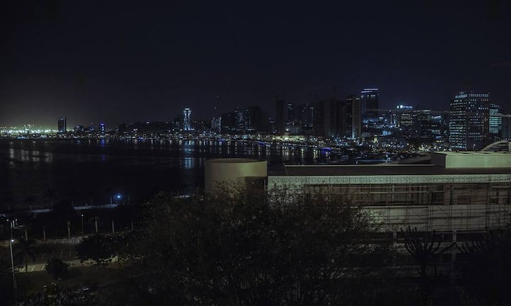 Platz 1: Luanda Obwohl der durchschnittliche Nettolohn pro Monat in in der Hauptstadt von Angola mit umgerechnet knapp 1700 Franken weit unter dem Schweizer Durchschnitt liegt, bezahlt man ein Vermögen für Mieten. Zum Beispiel können für ein Drei-Zimmer-Apartment in der Stadt bis zu 6000 Franken anfallen. Somit ist Luanda die teuerste Stadt der Welt für Expats. 
Pixabay