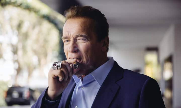 Den Schauspieler und früheren kalifornischen Gouverneur Arnold Schwarzenegger bezeichnete er als «einsilbigen österreichischen Cyborg».