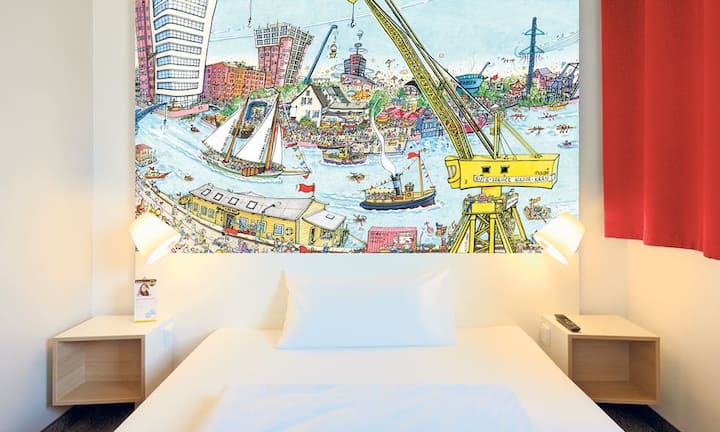 Die deutsche Budget-Hotelgruppe präsentiert ihr zweites Haus in der Hansestadt, das B&B Hotel Hamburg-Harburg. Einzelzimmer sind buchbar ab 52 Euro, Doppelzimmer ab 62 Euro und Familienzimmer für bis zu vier Personen ab 82 Euro. Das Frühstücksbuffet gibt es für 7.50 Euro. B&B Hotels betreibt 62 Häuser in Deutschland, 15 in Italien, 3 in Polen, 2 in Portugal und jeweils 1 in Marokko sowie in Tschechien.
Standardzimmer ohne Frühstück ab 52 Euro pro Nacht