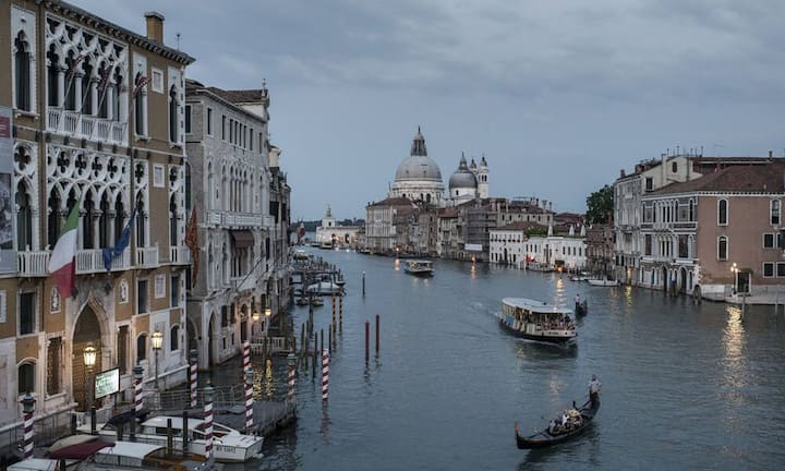 Platz 7: Venedig Dass unter den zehn teuersten Destinationen eine Touristenhochburg wie Venedig nicht fehlen darf, überrascht wenig. Hier zahlen Touristen für eine Nacht durchschnittlich 141 Franken.