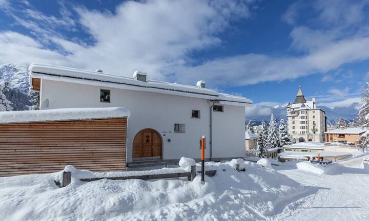 Das Haus besticht durch eine klare und gradlinige Architektur.
