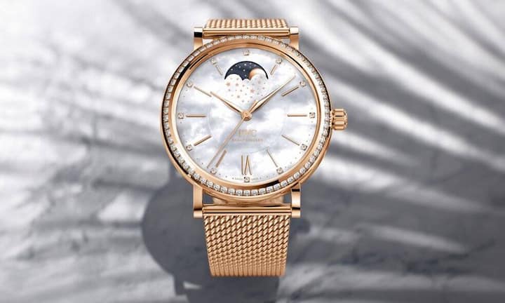 Mondphasen
Mit Mondphasenuhren kann der Mondzyklus verfolgt werden. Dieser wird oft auf einem separaten charakteristischen Zifferblatt wie bei dieser Uhr von IWC dargestellt.