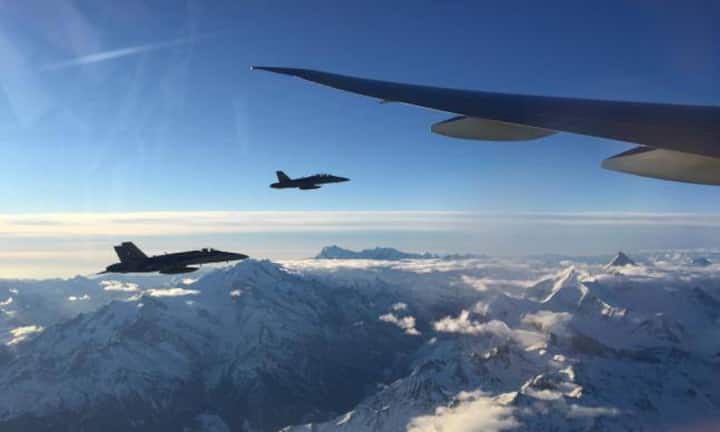 Der Flieger wurde von zwei F/a-18 Kampfjets begleitet.