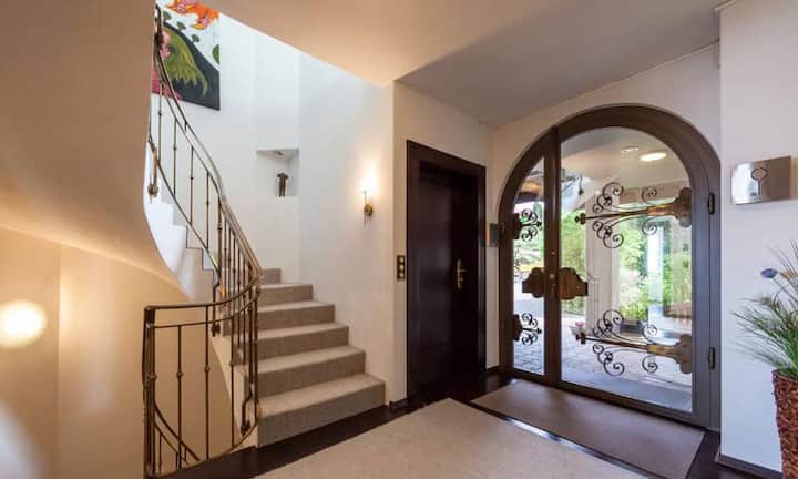 Von der Treppe im Entrée aus gelangt man ins Untergeschoss, wo sich verschiedene Zimmet mit einem Bad, einem Weinkeller und einem Hobbyraum finden.