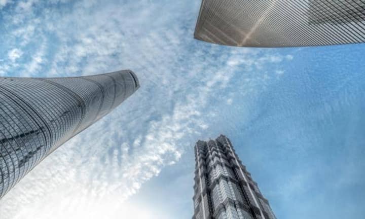 Der Shanghai Tower (l.) im Geschäftsviertel Pudong ist seit 2015 das zweithöchste Hochhaus der Welt. Mit 632 Meter dominiert der Turm die ultramoderne Skyline von Shanghai.
Ermell/CC/Wikimedia