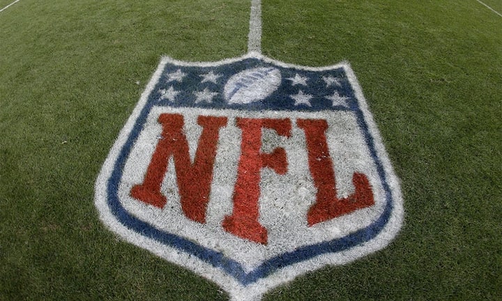 Die National Football League wird mit dem Super Bowl Hunderte Millionen Dollar verdienen. Die grösste US-Profiliga steht aber unter Druck: Zuletzt sind die Zuschauerzahlen gesunken, zudem setzen Berichte über die gesundheitlichen Risiken des harten Sports der Liga zu.