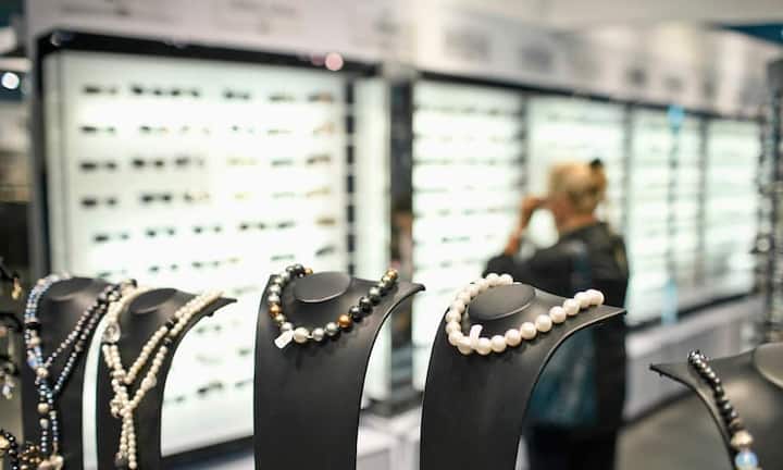 Bei der Bekleidung und den Modeaccessoires werden am häufigsten Modeaccessoires gestohlen. Auf Platz 2 folgen Schuhe, noch vor Unterwäsche/Dessous und Sonnenbrillen. Handtaschen sind das fünftbeliebteste Ziel von Dieben.