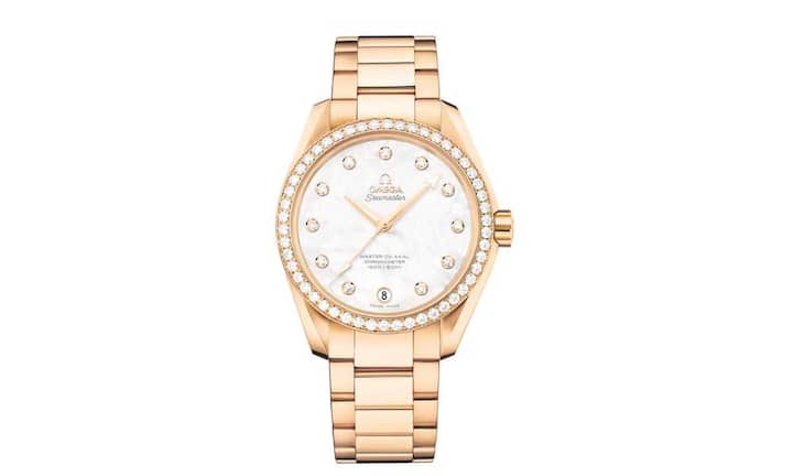 Omega - Liebesbeweis: Seamaster Aqua TerraSportlich-schick und daher auf alle Anforderungen eines aktiven femininen Lebensstils ausgerichtet ist die Valentins-Sonderedition aus Biel. Frauen lieben mehr und mehr Mechanik, also auch das Master-Co-Axial-Kaliber 8501 von Omega. Vor allem dann, wenn diese Technik in ein 18-Karat-Rotgold-Gehäuse (38,5 Millimeter) mit diamantbesetzter Lünette und ein Perlmuttzifferblatt mit 11 Diamantindizes «verpackt» ist. Preis: 38'300 Franken